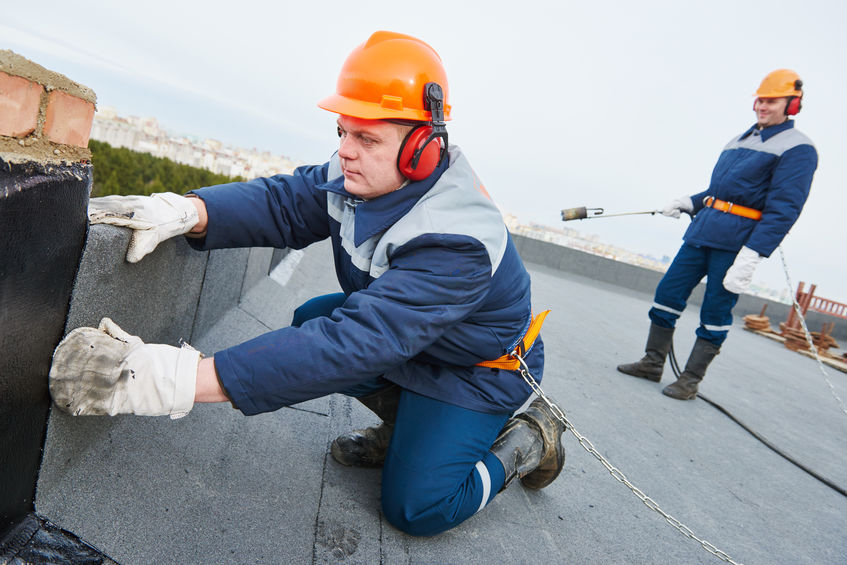 Naples roofing company experts install flat roofing